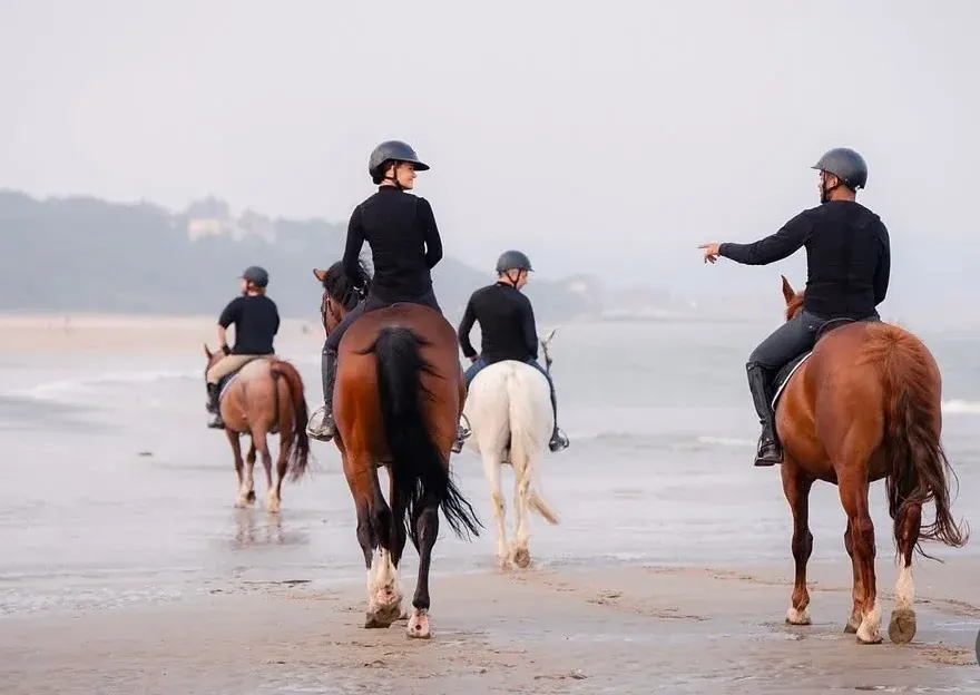 Un gruppo di cavalieri del club sul mare a Deauville