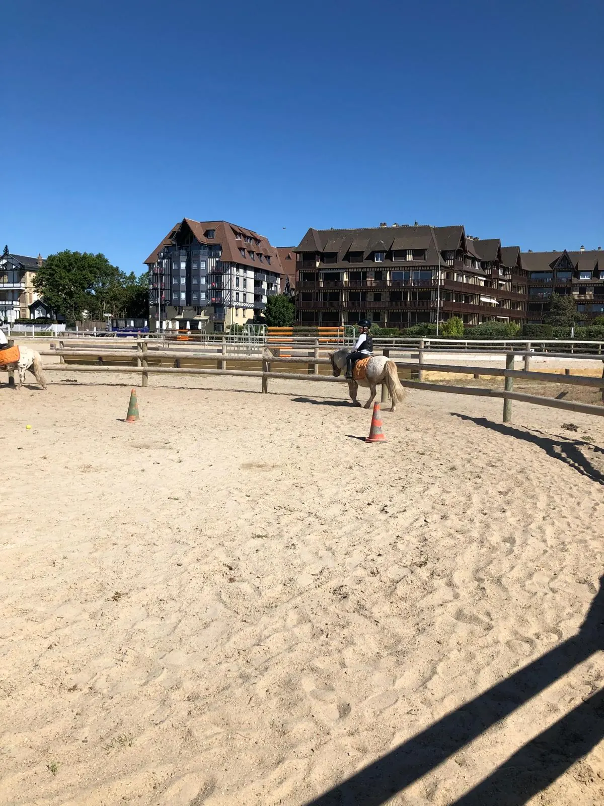 Un cours à poney dans la carrière de Deauville